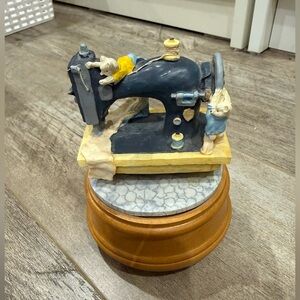 Music box:  Charming Sewing Machine Figurine with Cats
